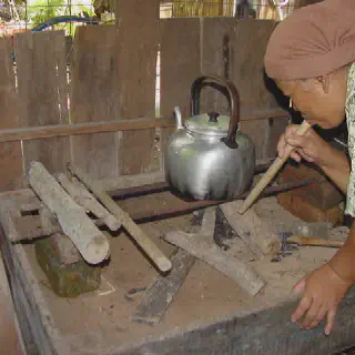 Pengrajin Alat Masak Kayu: Kesenian yang Terus Bertahan